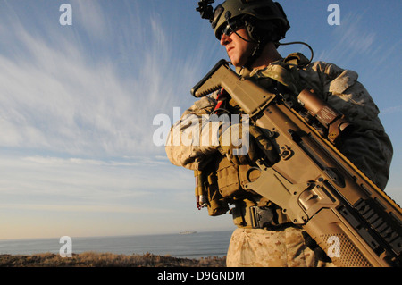 Ein US-Marine Sondereinsätze-Mitglied mit dem 1st Marine Special Operations Bataillon führt eine spezielle Operationen Kräfte Combat Assault Rifle während des Trainings 5. November 2012 in Camp Pendleton, Kalifornien. Stockfoto