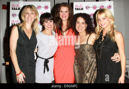 Andrea Bendewald, Constance Zimmer, Brooke Shields, Eileen Galindo und Nicole Paggi hielt die Premiere des "Girls Talk" Darsteller Brooke Shieldss am Lee Strasberg Theatre - nach der Party Los Angeles, Kalifornien - 18.03.11 Stockfoto