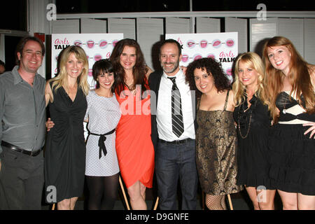 David Elzer, Andrea Bendewald, Constance Zimmer, Brooke Shields, Roger Kumble, Eileen Galindo, Nicole Paggi und Molly O'Keefe hielt die Premiere des "Girls Talk" Darsteller Brooke Shieldss am Lee Strasberg Theatre - nach der Party Los Angeles, Kalifornien - 18.03.11 Stockfoto