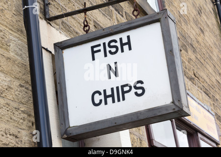 Melden Sie auf steinernen Außenwand außerhalb eines Fisches und chip Shop auf Charlestown Road, Glossop. Stockfoto