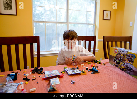 Austin Texas, USA, 2013: Ein 7-jähriger mexikanisch-amerikanischer Junge findet heraus, wie man Legos-Bausteine zusammenstellt. ©Marjorie Kamys Cotera/Daemmrich Photos Stockfoto