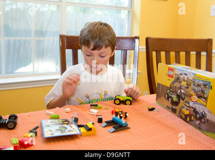 Austin Texas, USA, 2013: Ein 7-jähriger mexikanisch-amerikanischer Junge findet heraus, wie man Legos-Bausteine zusammenstellt. ©Marjorie Kamys Cotera/Daemmrich Photos Stockfoto