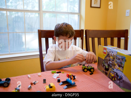 Austin Texas, USA, 2013: Ein 7-jähriger mexikanisch-amerikanischer Junge findet heraus, wie man Legos-Bausteine zusammenstellt. ©Marjorie Kamys Cotera/Daemmrich Photos Stockfoto