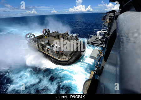 Ein Luftkissen Landungsboot betritt nun Deck der USS Bonhomme Richard. Stockfoto