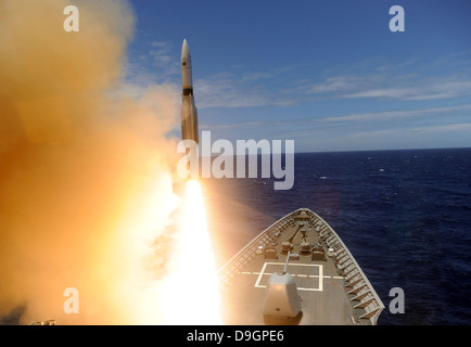 Der geführte Flugkörper Kreuzer USS Lake Erie feuert eine Standard-Rakete. Stockfoto