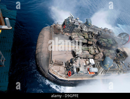 Ein Luftkissen Landungsboot betritt das gut Deck der USS Iwo Jima. Stockfoto