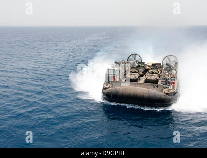 Golf von Aden, 1. Juli 2012 - nähert sich ein Luftkissen Landungsboot Mehrzweck amphibischer Angriff Schiff USS Iwo Jima. Stockfoto