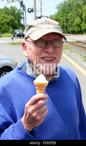 Ältere Menschen essen Eis. Stockfoto