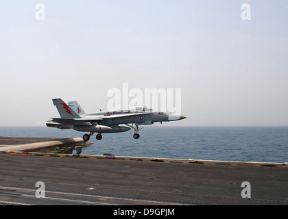 15. August 2012 - zieht eine F/A - 18 C Hornet aus dem Flugdeck des Flugzeugträgers USS Enterprise. Stockfoto