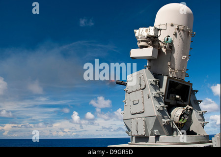 Eine Phalanx schließen-in Waffen-System wird an Bord der USS Cowpens ausgelöst. Stockfoto