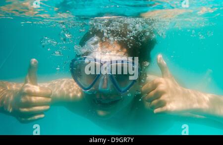 (ABBILDUNG) Eine Abbildung Foto datiert 19. Juni 2013 zeigt einen jungen Tauchen in einem Pool in Petersdorf, Deutschland, 19. Juni 2013. Bis zum Mittag hatten die Temperaturen über 30 Grad Celsius angestiegen. Foto: PATRICK PLEUL Stockfoto