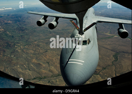 11. Juni 2012 - tankt A US Luftwaffe KC-135R Stratotanker Flugzeug eine Galaxie C-5 b. Stockfoto