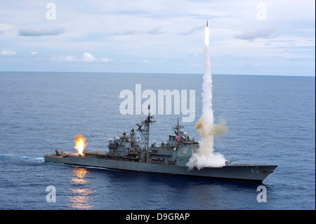 USS Cowpens feuert Standard 2 Raketen auf ein in der Luft Drohne Stockfoto