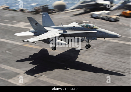 13. September 2012 - landet eine F/A - 18 C Hornet an Bord der Flugzeugträger der Nimitz-Klasse USS Dwight D. Eisenhower. Stockfoto