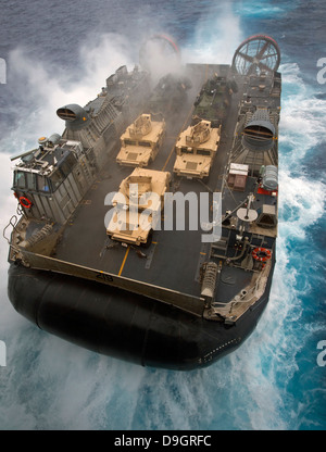 Ein Luftkissen Landungsboot verlässt das Brunnen-Deck der USS Bonhomme Richard. Stockfoto