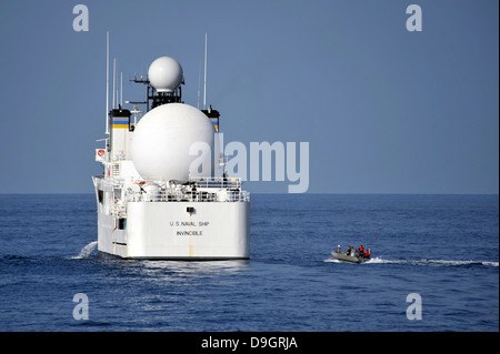 Segler in einem Festrumpf Schlauchboot nähern USNS unbesiegbar. Stockfoto