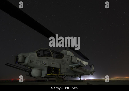 4. Oktober 2012 - sitzt A US Marine Corps AH-1W Cobra Kampfhubschrauber am Camp Dwyer in der Provinz Helmand, Afghanistan. Stockfoto