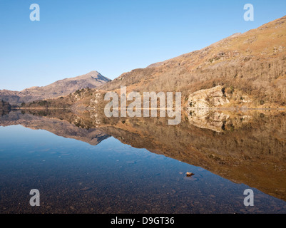 Die formschönen Gipfel Yr Aran betrachtet über Llyn Gwynant, unterhalb des Snowdon Südhängen Stockfoto