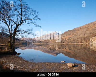 Die formschönen Gipfel Yr Aran betrachtet über Llyn Gwynant, unterhalb des Snowdon Südhängen Stockfoto