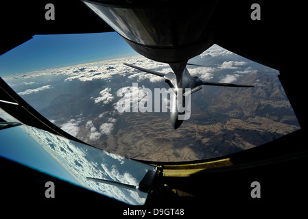 4. August 2012 - ist A US Luftwaffe B-1 b Lancer über Afghanistan während der Einsätze in Übersee betankt. Stockfoto