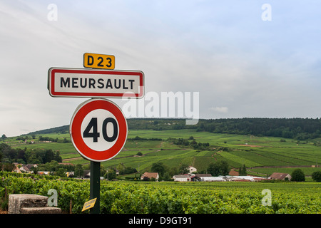 Meursault Dorf unterzeichnen in Frankreich mit Blick auf Weinberge und Dorf Stockfoto