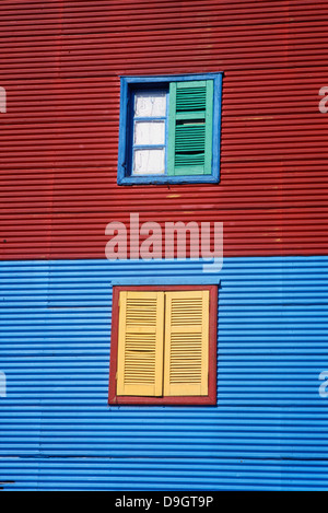 Buenos Aires. Typische Fassade Farben gemalt auf Caminito Street, einer der am meisten besuchten von Touristen in der Stadt. Stockfoto