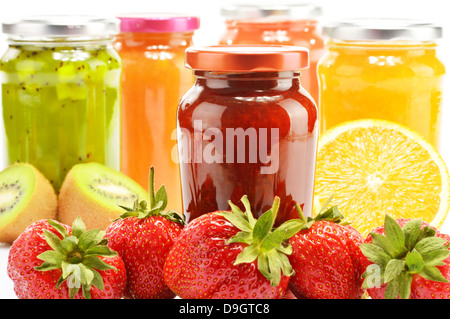 Komposition mit Gläsern der fruchtige Marmeladen auf weiß. Obst Stockfoto