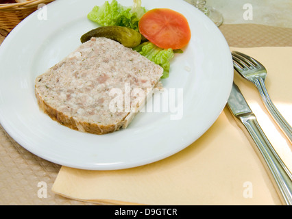 Französisches Essen Pate Terrine von Kaninchen im Café fotografiert in Paris Frankreich Europa Stockfoto