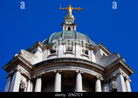 Nach oben auf die Justitia Statue auf der Old Bailey in London. Stockfoto