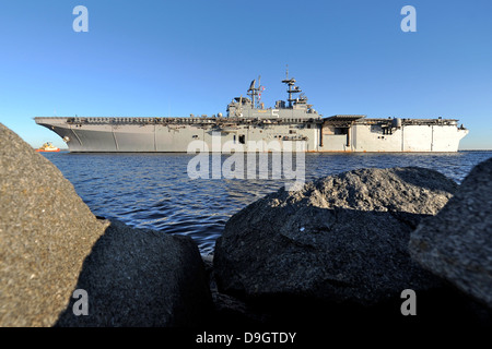 2. November 2012 - kommt der Mehrzweck amphibischer Angriff Schiff USS Bataan (LHD-5) am Naval Station Mayport, Florida. Stockfoto