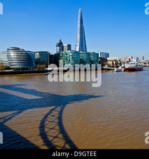 Ein Blick unter die Scherbe, City Hall, die HMS Belfast und einen Schatten auf die Tower Bridge in der Themse in London. Stockfoto