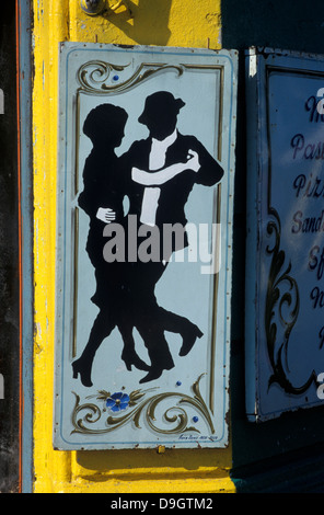 Ein Schild mit zwei Figuren, die Tango tanzen dominiert den Eingang einer der Bars am Caminito Straße Stockfoto