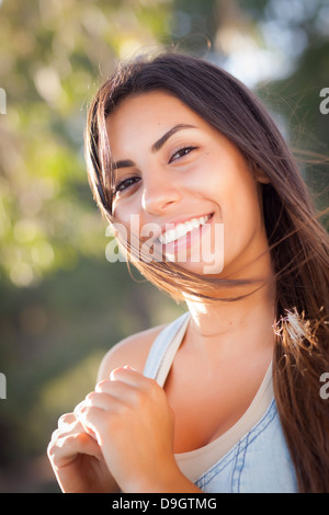 Schönen weiblichen Mischlinge Teen Lächeln im freien Stockfoto