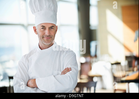 Porträt eines Kochs lächelnd mit verschränkten in einem restaurant Stockfoto
