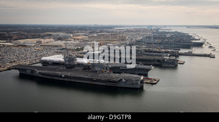 Flugzeugträger im Hafen von Naval Station Norfolk, Virginia. Stockfoto