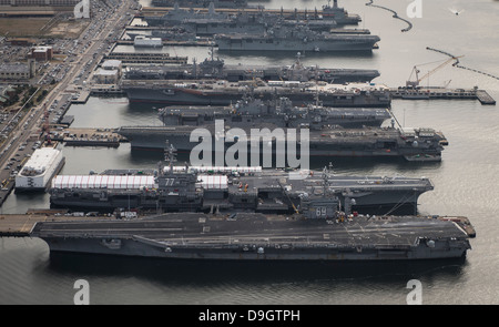 Flugzeugträger im Hafen von Naval Station Norfolk, Virginia. Stockfoto