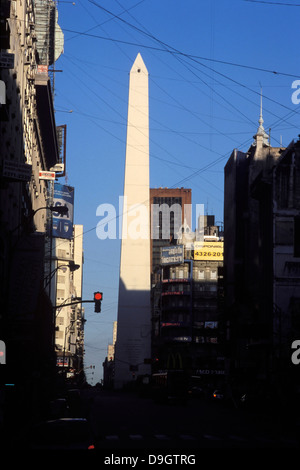 Der berühmte Obelisk von Buenos Aires gesehen von Corrientes Avenue. Stockfoto