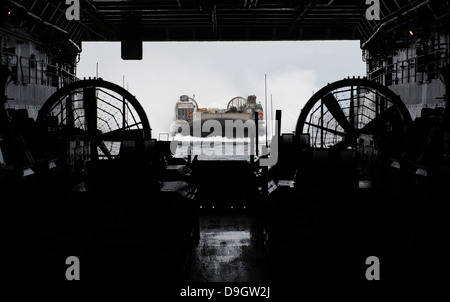 Landing Craft Luftpolster nähert sich das Brunnen Deck der USS San Antonio. Stockfoto