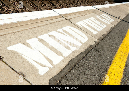 MIND THE GAP lackiert in weiß am Rand der einen Bahn-Bahnsteig. Stockfoto