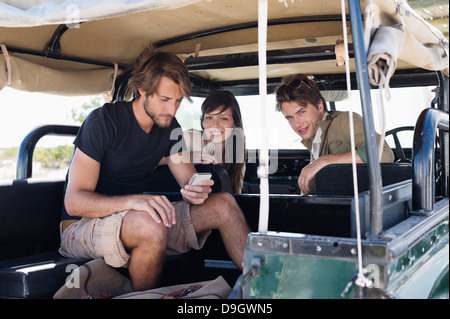 Drei Freunde im SUV Stockfoto