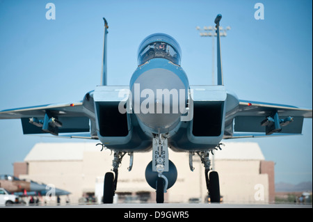 14. Oktober 2012 - taxis A US Air Force F - 15D Eagle auf dem Laufsteg vor dem Start auf Nellis Air Force Base, Nevada. Stockfoto