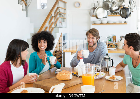 Freunde an einen Tisch beim Frühstück sitzen Stockfoto