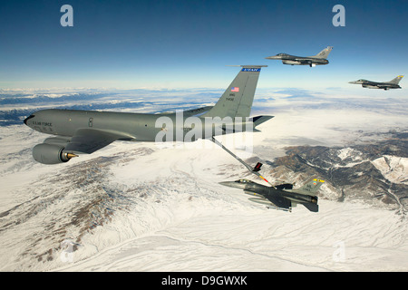 Eine f-16 Fighting Falcon erhält Kraftstoff von einer KC-135 Stratotanker. Stockfoto