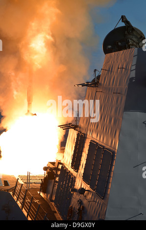 USS Michael Murphy feuert eine RIM - 66M SM-2-Rakete. Stockfoto