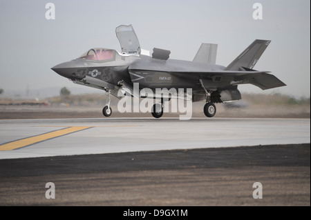 Eine F-35 b Lightning II Joint Strike Fighter bereitet sich auf eine vertikale Landung machen. Stockfoto