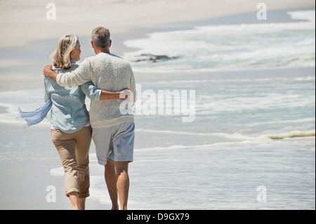 Rückansicht des ein paar walking am Strand Stockfoto