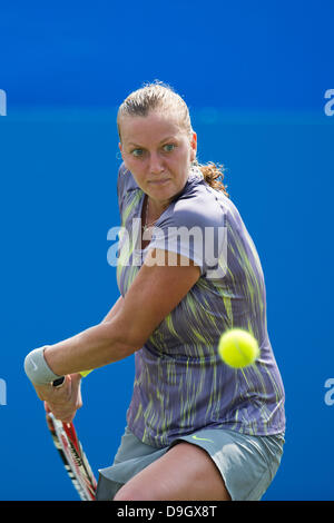 Eastbourne, Vereinigtes Königreich. 19. Juni 2013. Aegon International 2013 - Tag 5. Petra Kvitova der Tschechischen Republik in Aktion schlagen ein Double übergeben Rückhand in ihrem Match gegen Yanina Wickmayer von Belgien auf dem Centrecourt. Wickmayer gewann das Match in drei Sätzen. Bildnachweis: Mike Französisch/Alamy Live-Nachrichten Stockfoto