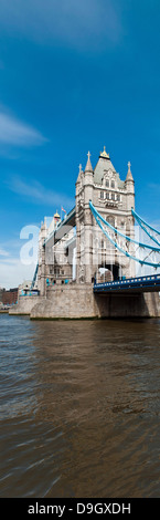 berühmte Tower Bridge in London, Vereinigtes Königreich (herrlich blauen Himmel, Panorama-Bild) Stockfoto