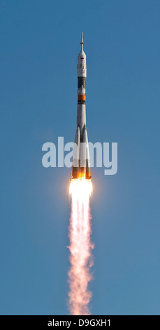 2. April 2010 - startet die Sojus TMA-18-Rakete vom Weltraumbahnhof Baikonur in Kasachstan. Stockfoto