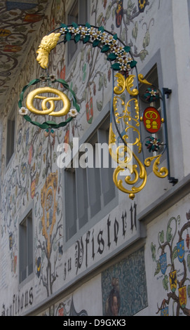 Shop-Schild mit goldenen Brezl auf alten Fassade in Luzern, Schweiz Stockfoto